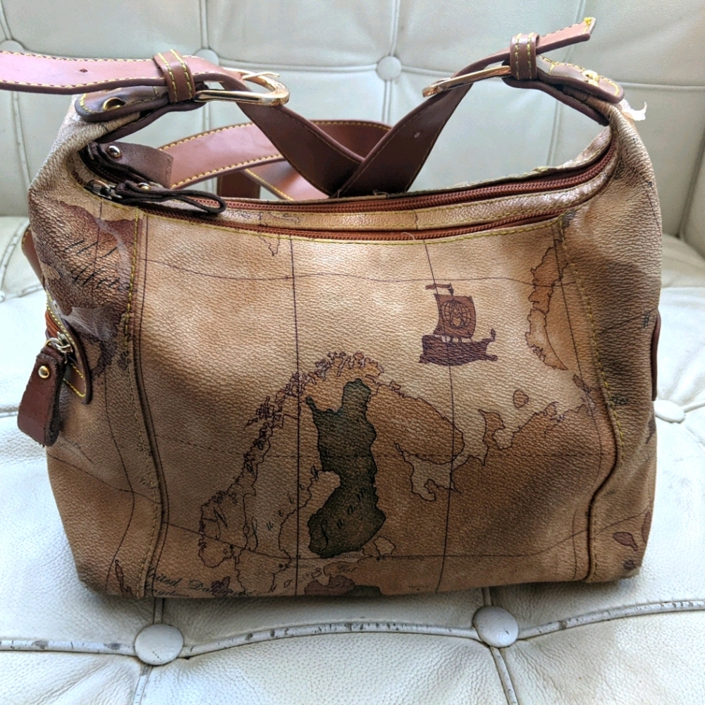 Geo Classic Medium crossbody bag